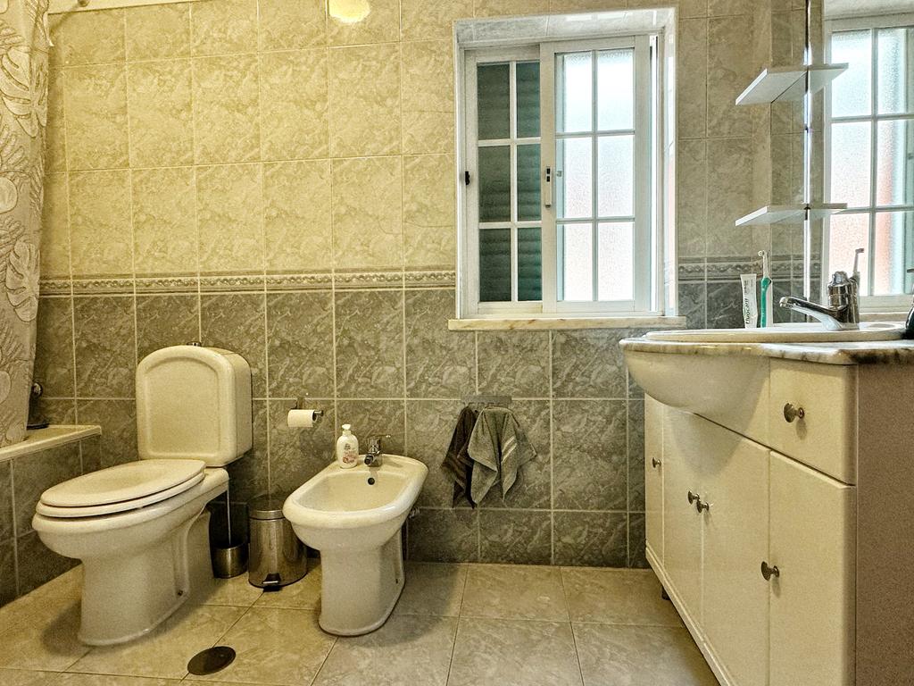 Moradia Geminada T4+1, localizada na Quinta do Conde com garagem e churrasqueira - Image 37