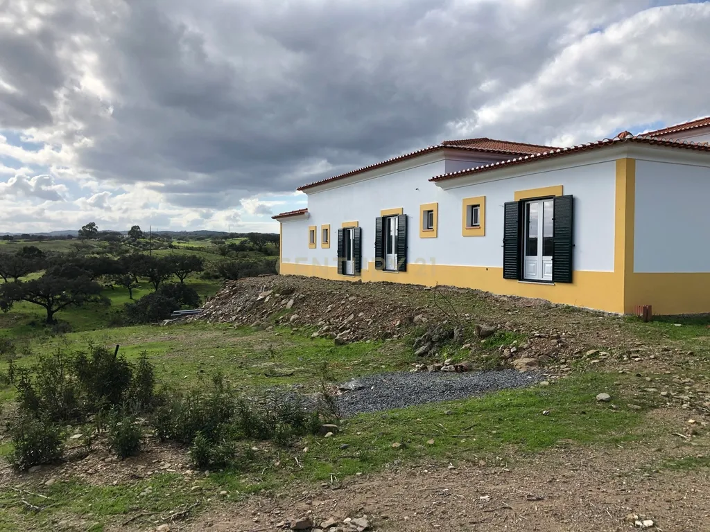 Apresento esta espetacular Herdade Alentejana em Ourique com 25 Hectares, com cavalariças. Obra de conclusão da Herdade em curso. - Image 4