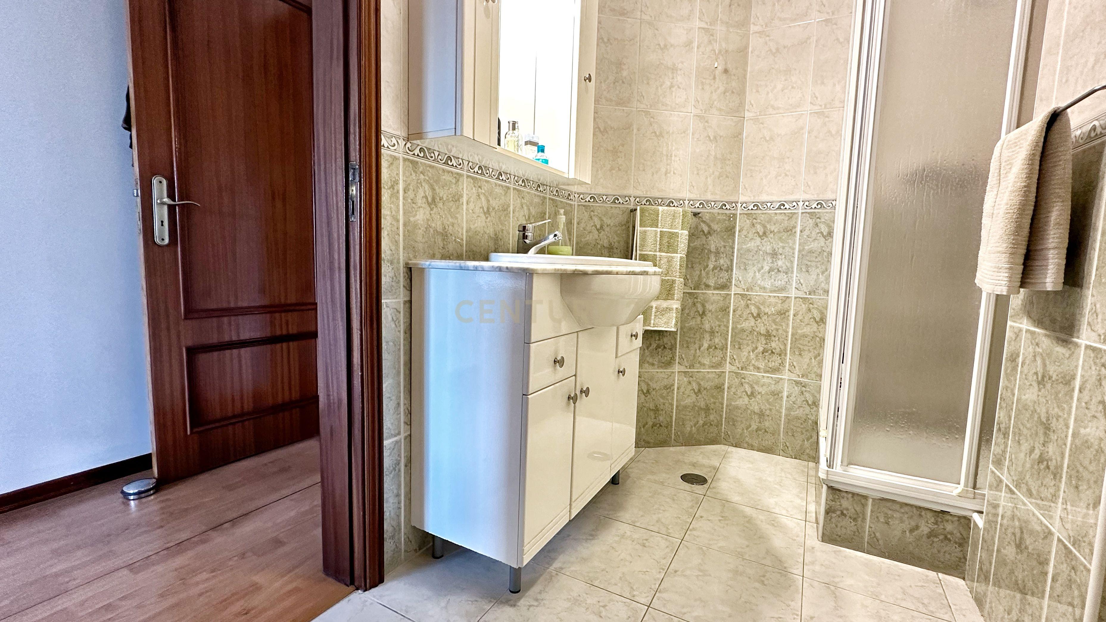 Moradia Geminada T4+1, localizada na Quinta do Conde com garagem e churrasqueira - Image 32