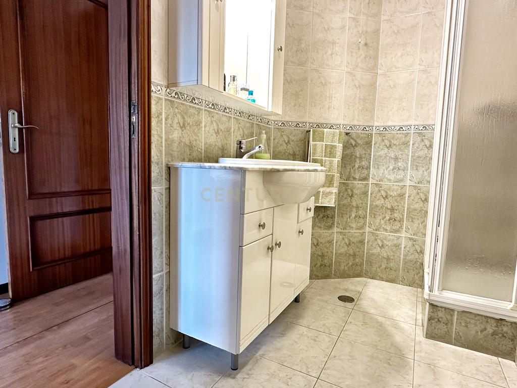 Moradia Geminada T4+1, localizada na Quinta do Conde com garagem e churrasqueira - Image 32