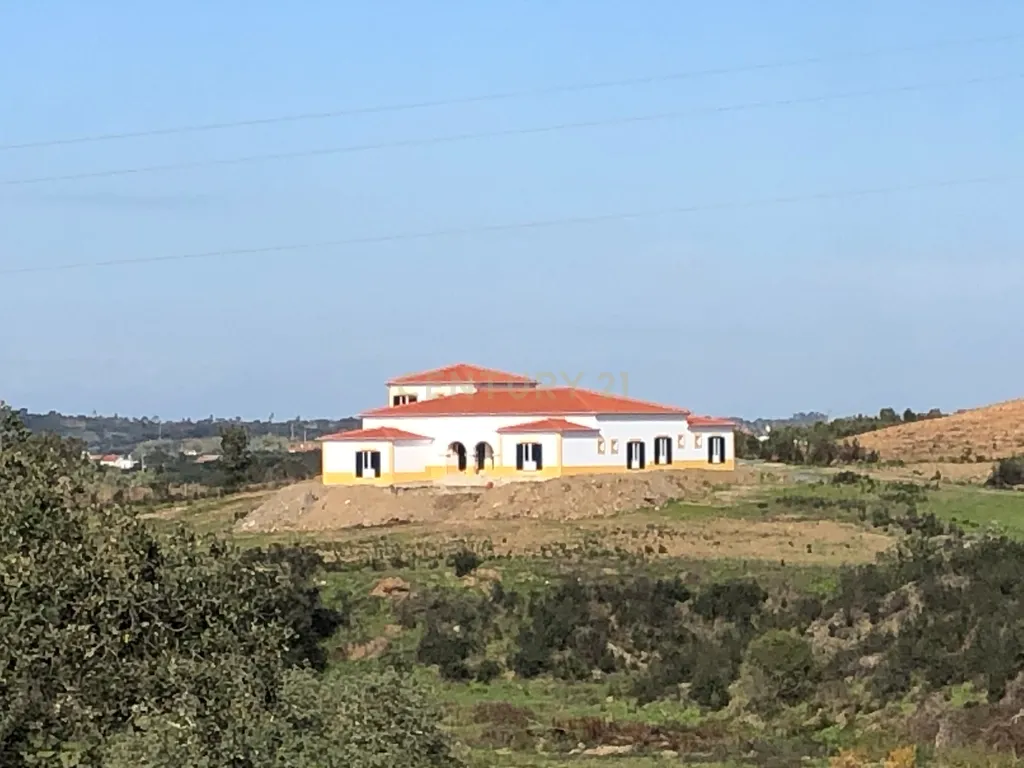 Apresento esta espetacular Herdade Alentejana em Ourique com 25 Hectares, com cavalariças. Obra de conclusão da Herdade em curso. - Image 1