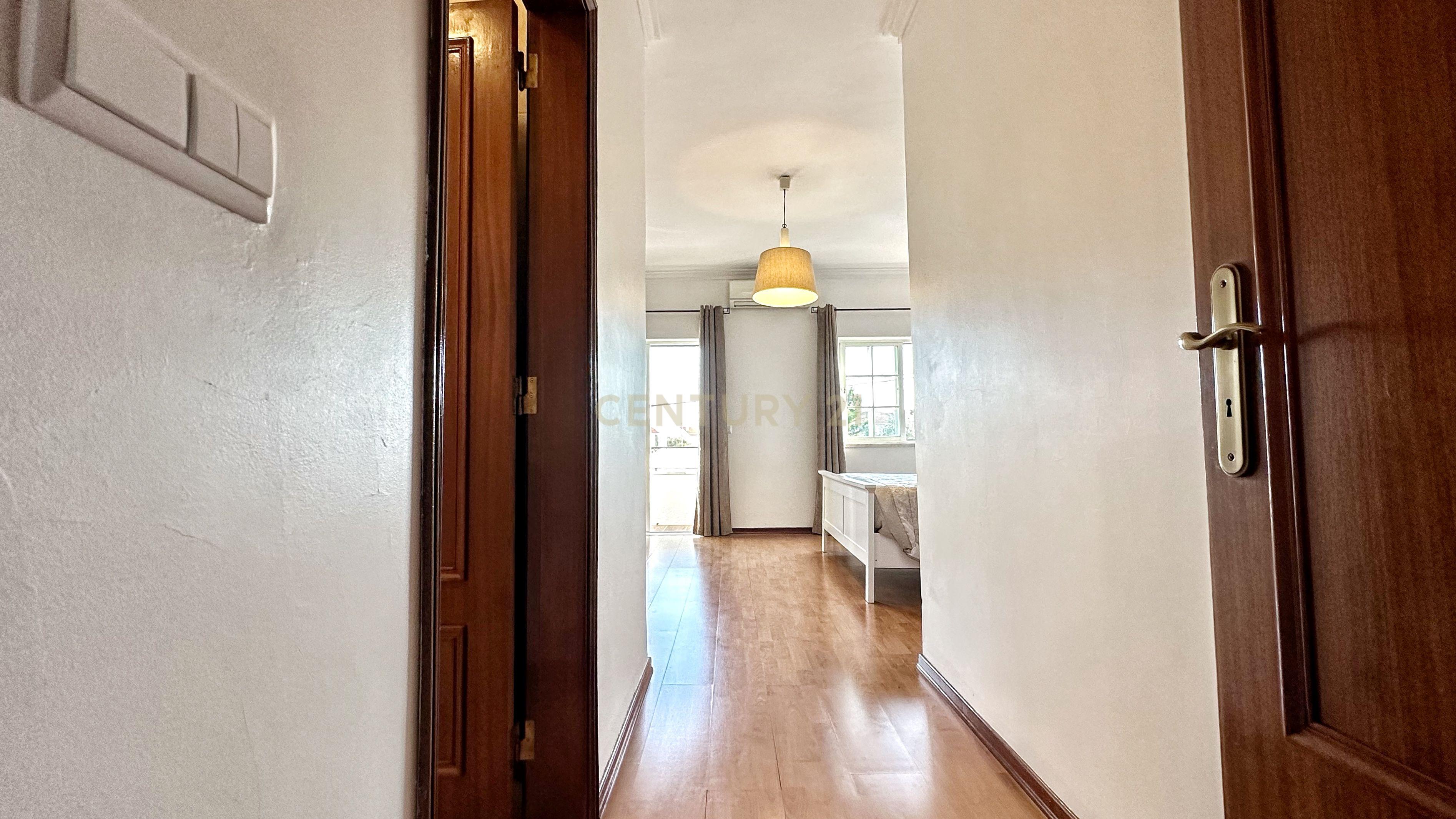 Moradia Geminada T4+1, localizada na Quinta do Conde com garagem e churrasqueira - Image 26