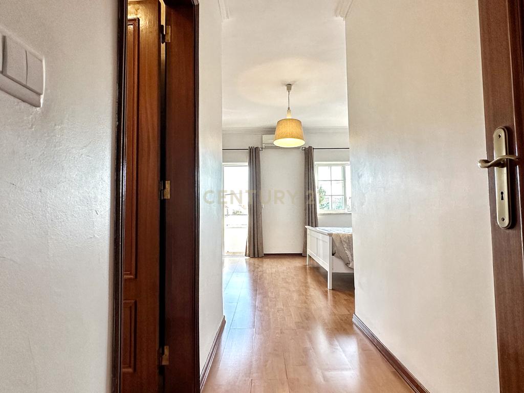 Moradia Geminada T4+1, localizada na Quinta do Conde com garagem e churrasqueira - Image 26