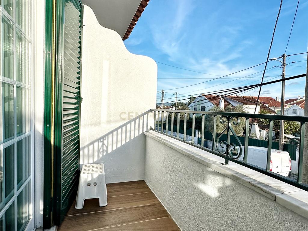 Moradia Geminada T4+1, localizada na Quinta do Conde com garagem e churrasqueira - Image 31
