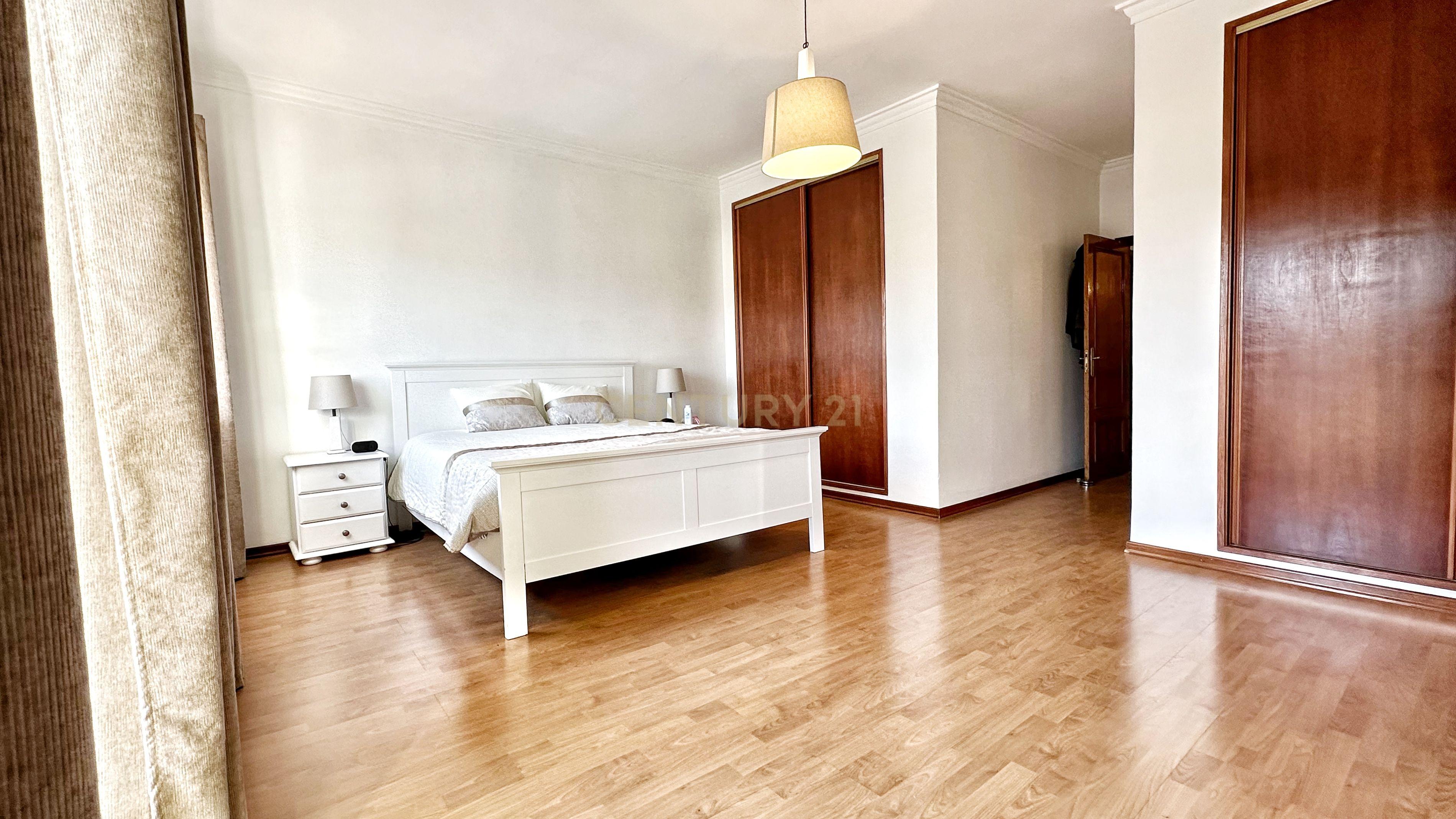Moradia Geminada T4+1, localizada na Quinta do Conde com garagem e churrasqueira - Image 27