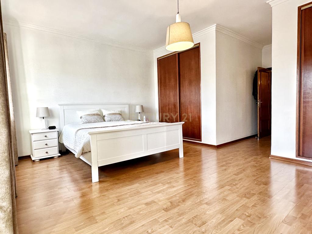 Moradia Geminada T4+1, localizada na Quinta do Conde com garagem e churrasqueira - Image 27