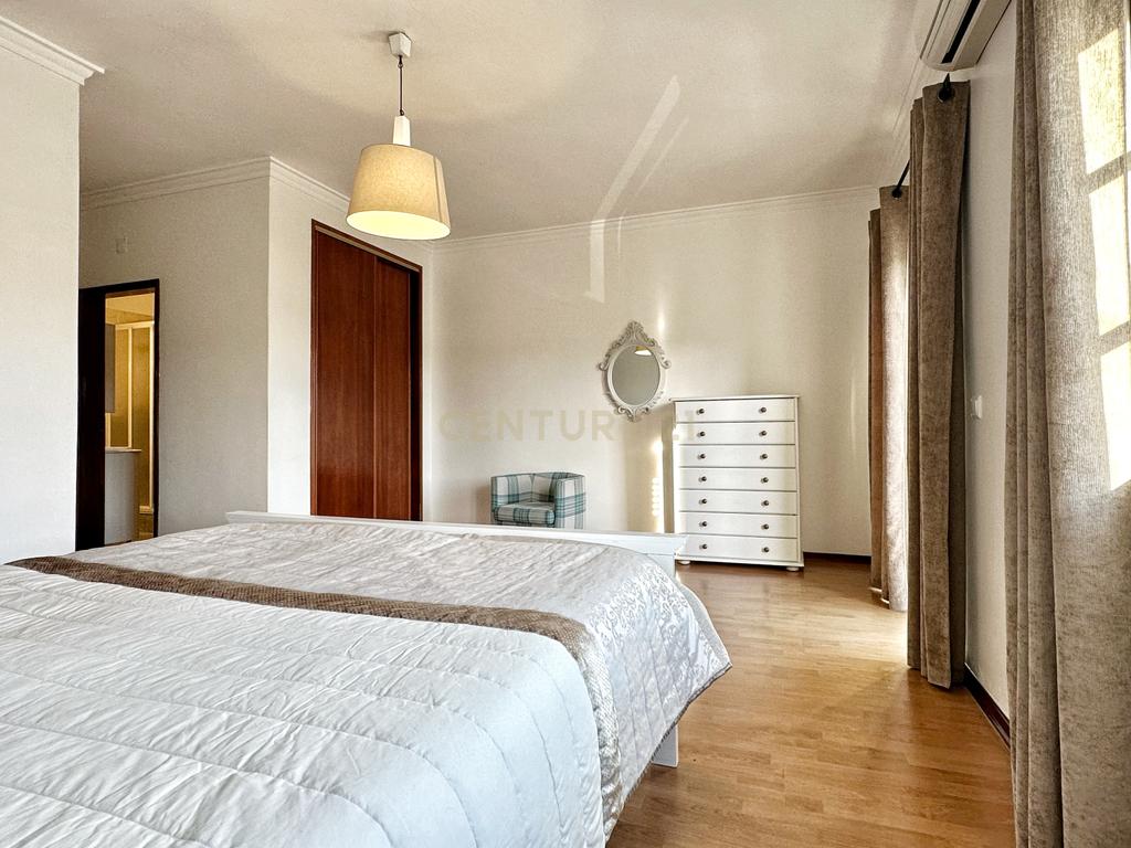 Moradia Geminada T4+1, localizada na Quinta do Conde com garagem e churrasqueira - Image 29
