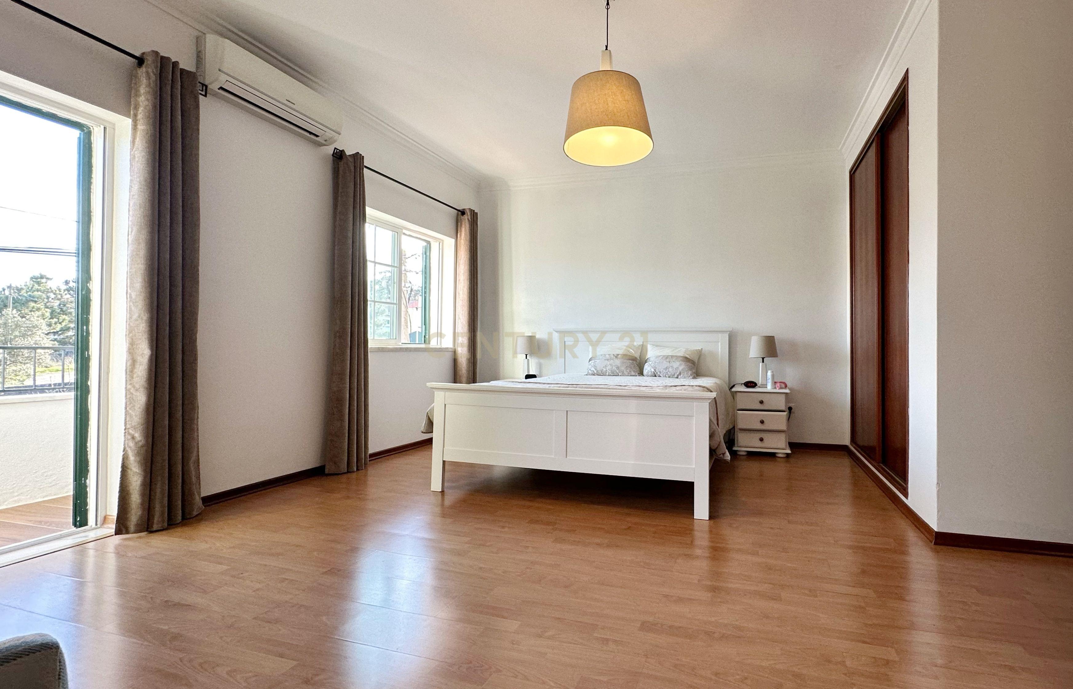 Moradia Geminada T4+1, localizada na Quinta do Conde com garagem e churrasqueira - Image 30