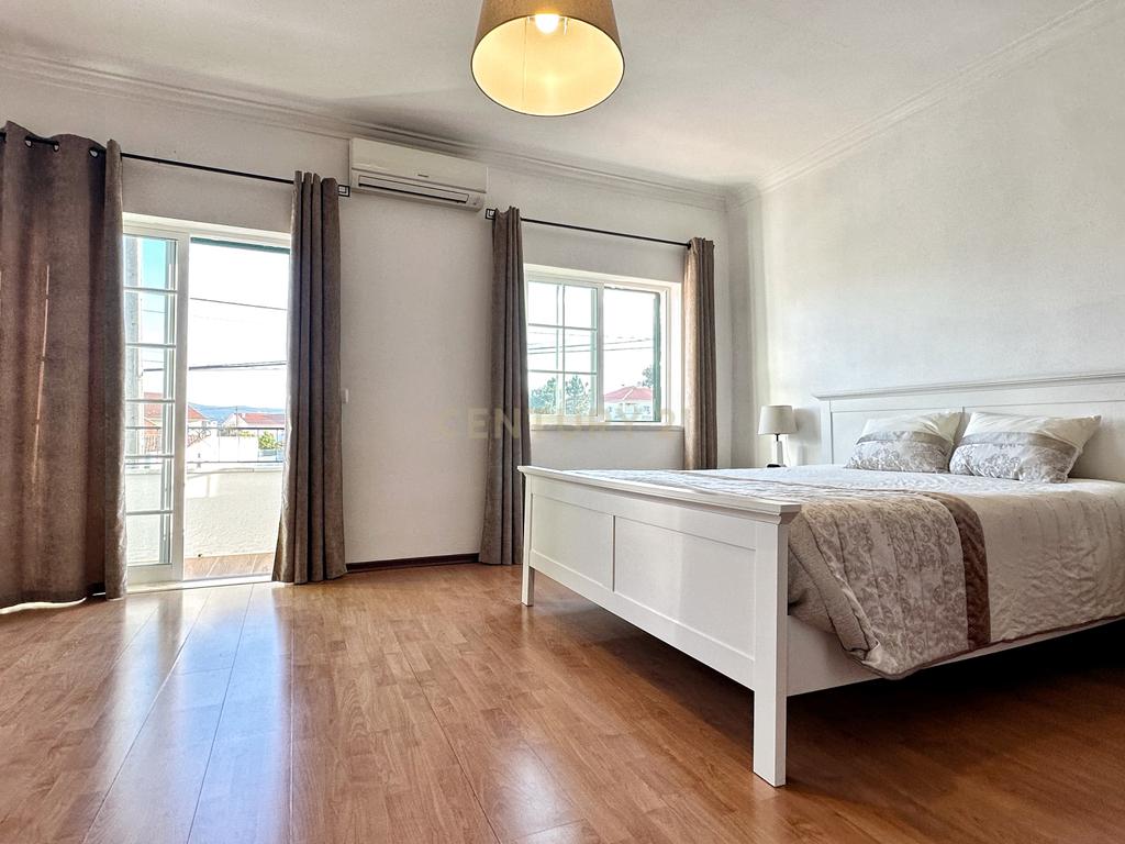 Moradia Geminada T4+1, localizada na Quinta do Conde com garagem e churrasqueira - Image 28