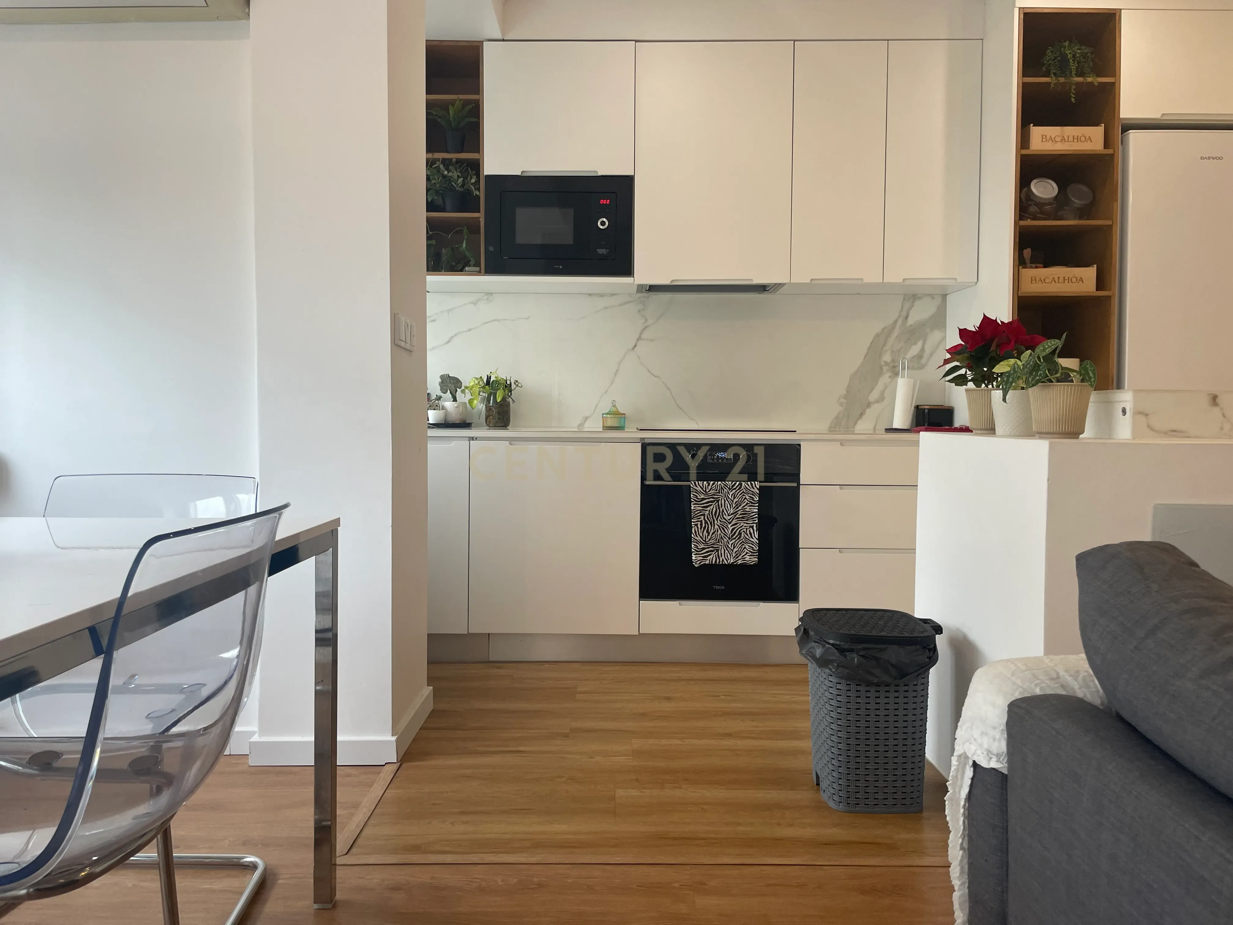 T3 com 95m2 e Renovação Moderna em Marvila - Image 1
