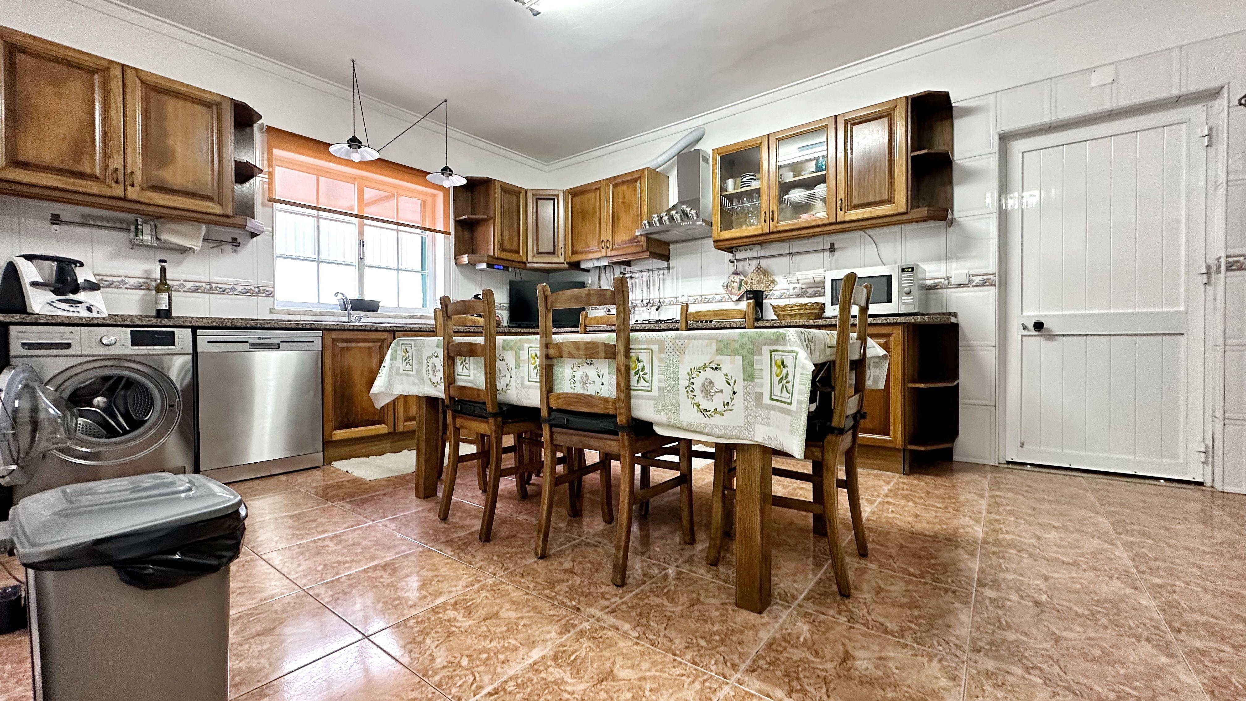 Moradia Geminada T4+1, localizada na Quinta do Conde com garagem e churrasqueira - Image 14