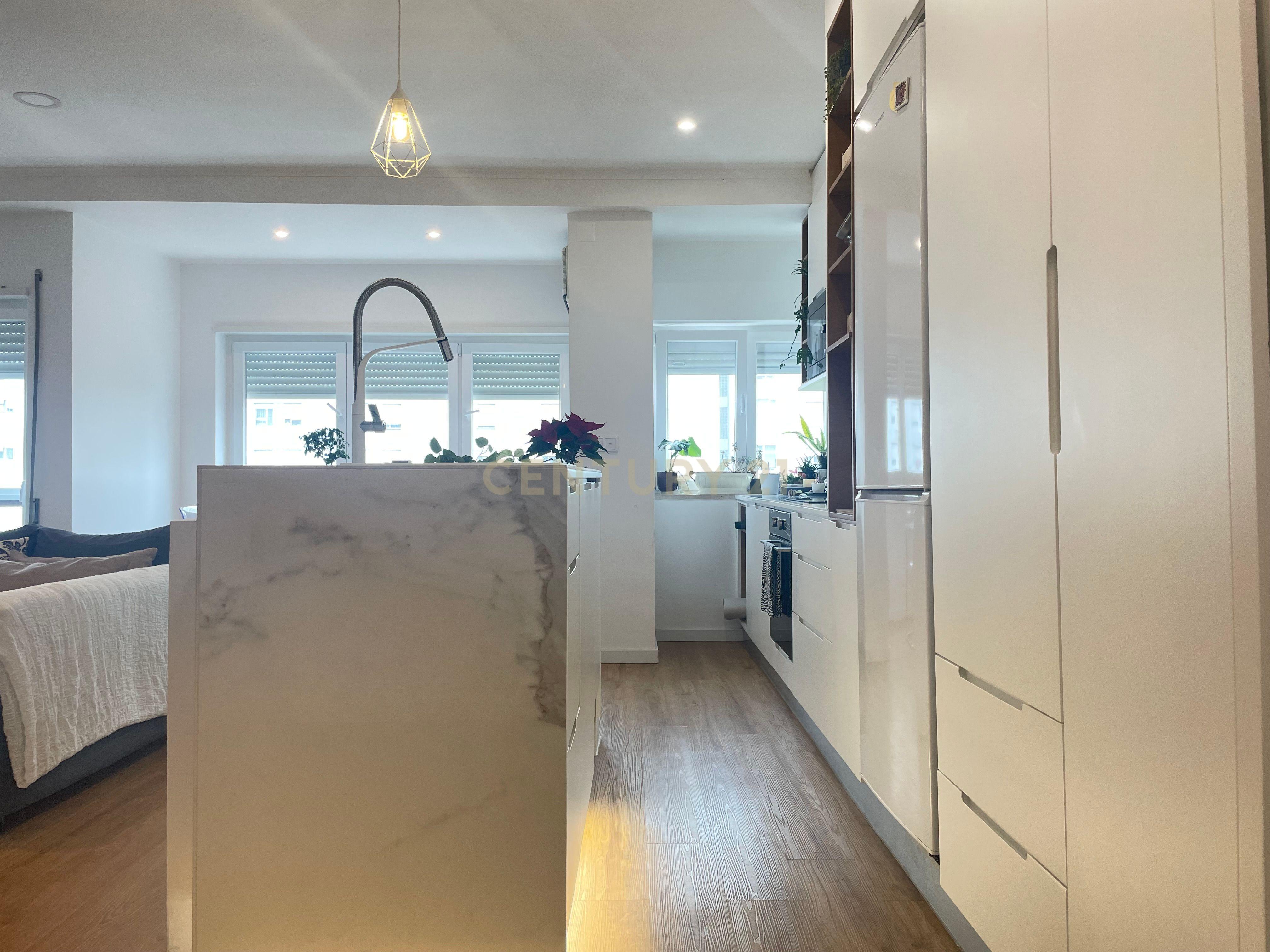 T3 com 95m2 e Renovação Moderna em Marvila - Image 7