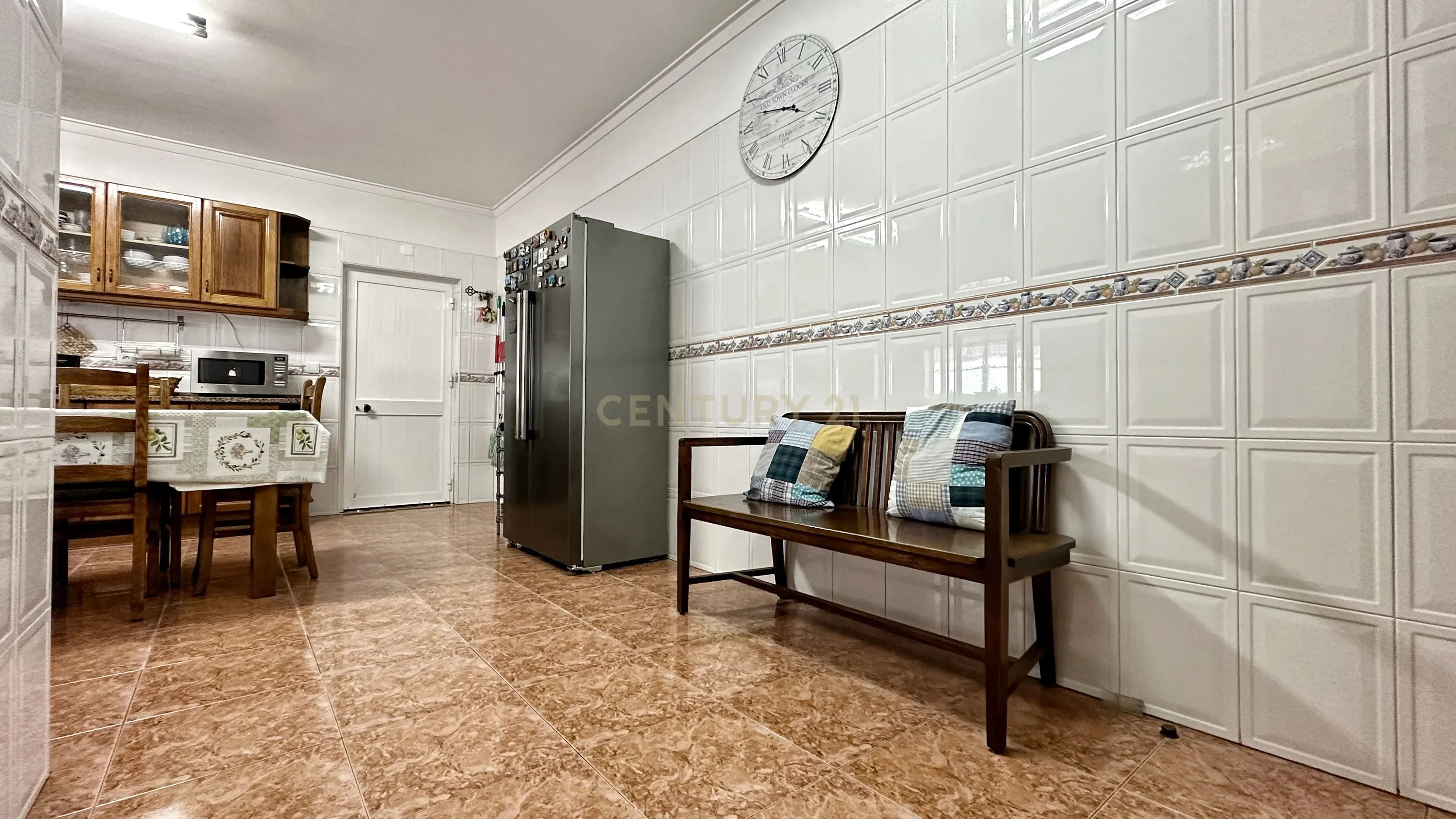 Moradia Geminada T4+1, localizada na Quinta do Conde com garagem e churrasqueira - Image 13