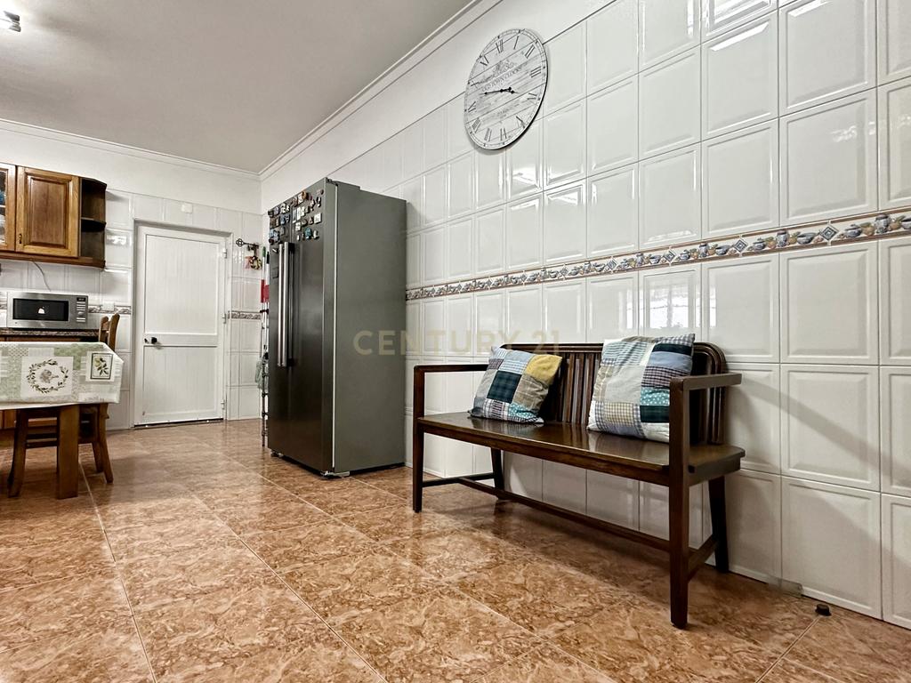 Moradia Geminada T4+1, localizada na Quinta do Conde com garagem e churrasqueira - Image 13