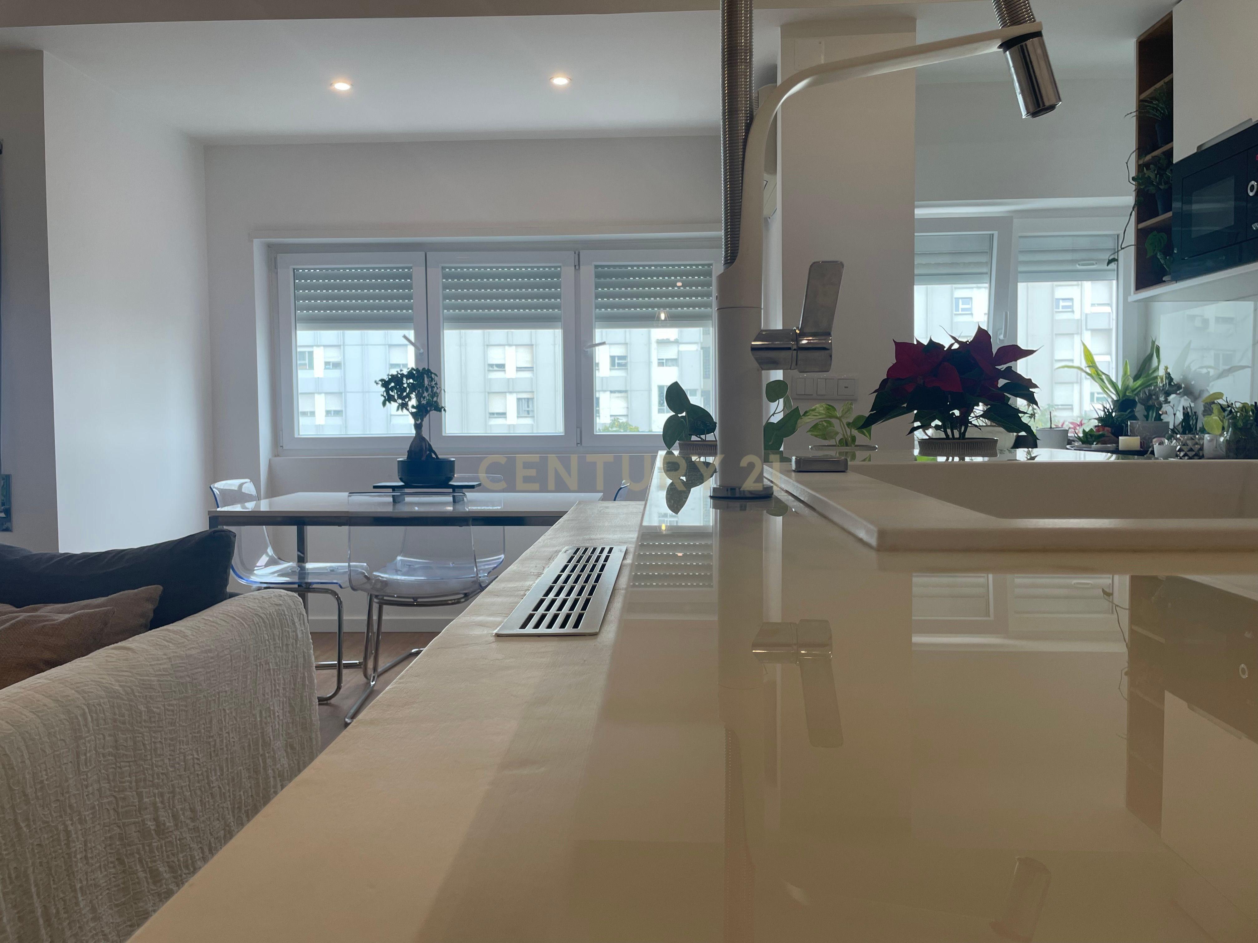 T3 com 95m2 e Renovação Moderna em Marvila - Image 5