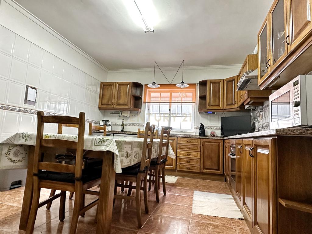Moradia Geminada T4+1, localizada na Quinta do Conde com garagem e churrasqueira - Image 15