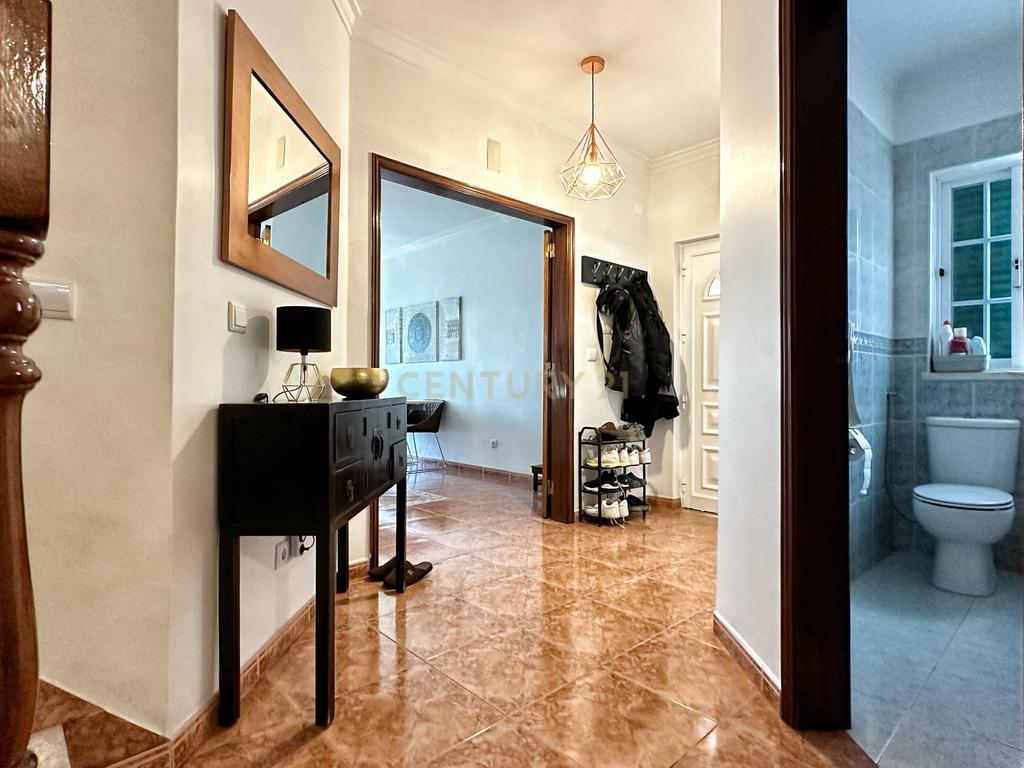 Moradia Geminada T4+1, localizada na Quinta do Conde com garagem e churrasqueira - Image 7