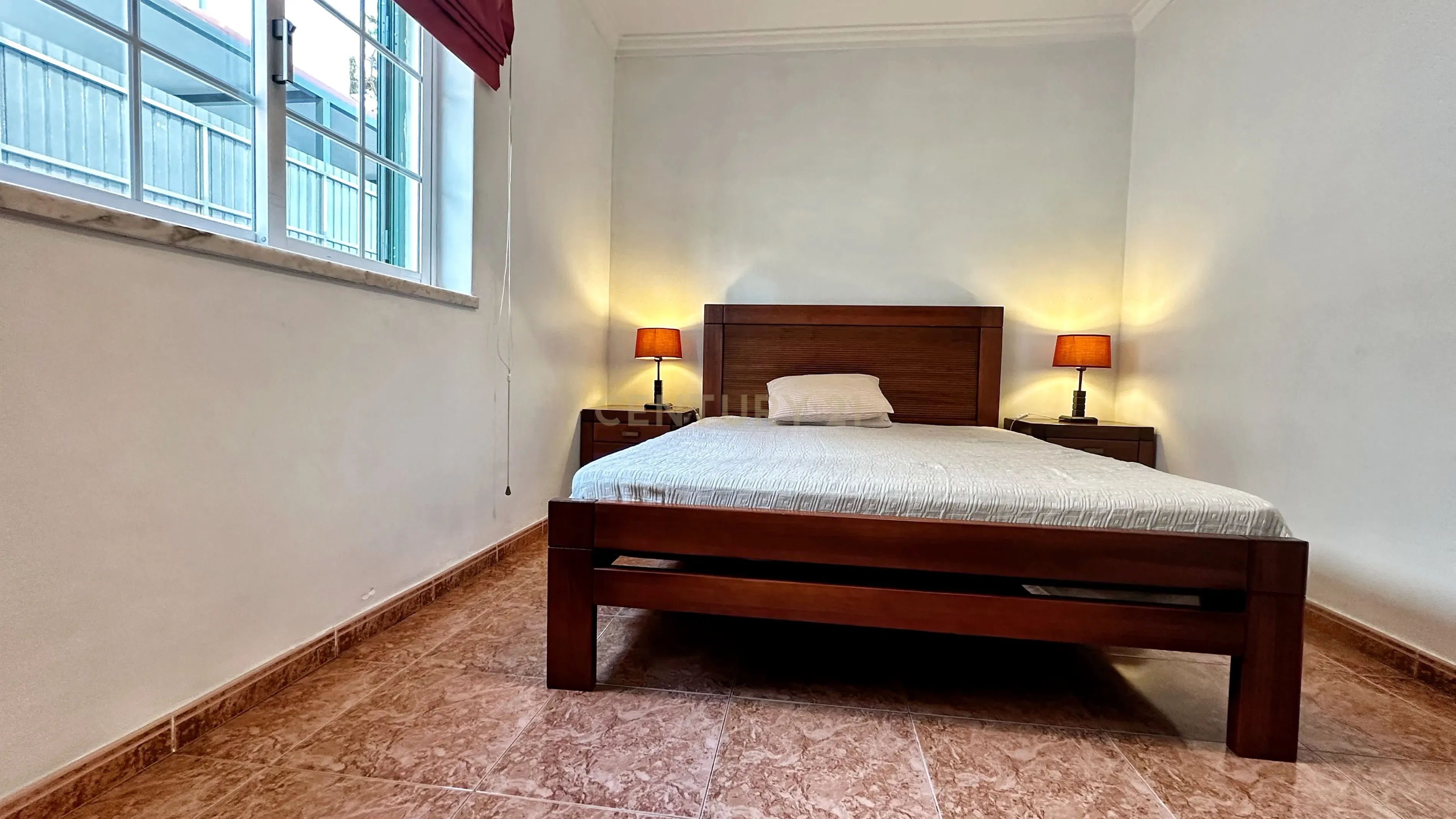 Moradia Geminada T4+1, localizada na Quinta do Conde com garagem e churrasqueira - Image 10