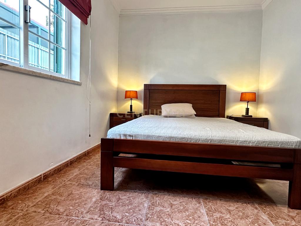 Moradia Geminada T4+1, localizada na Quinta do Conde com garagem e churrasqueira - Image 10