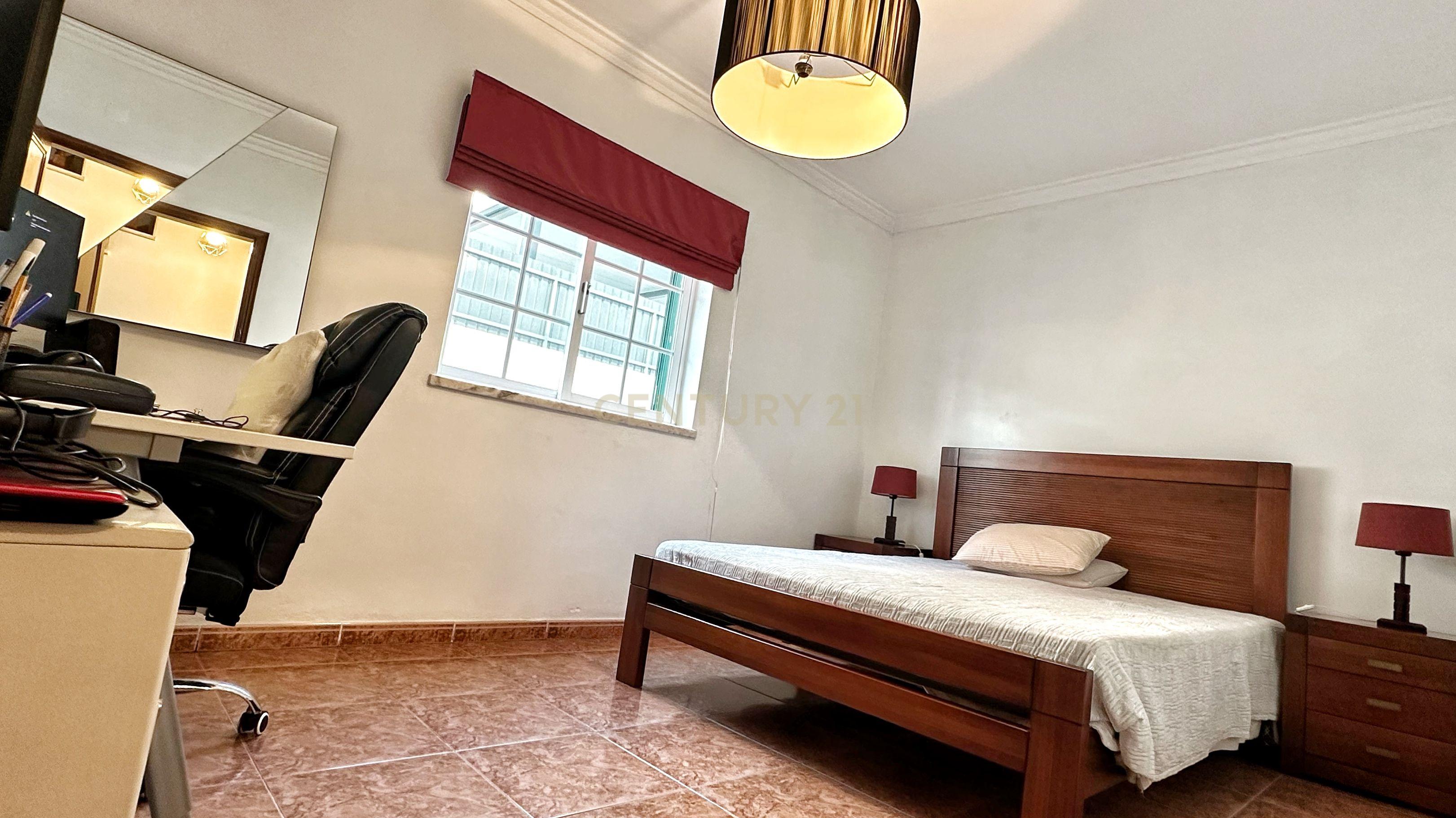 Moradia Geminada T4+1, localizada na Quinta do Conde com garagem e churrasqueira - Image 12