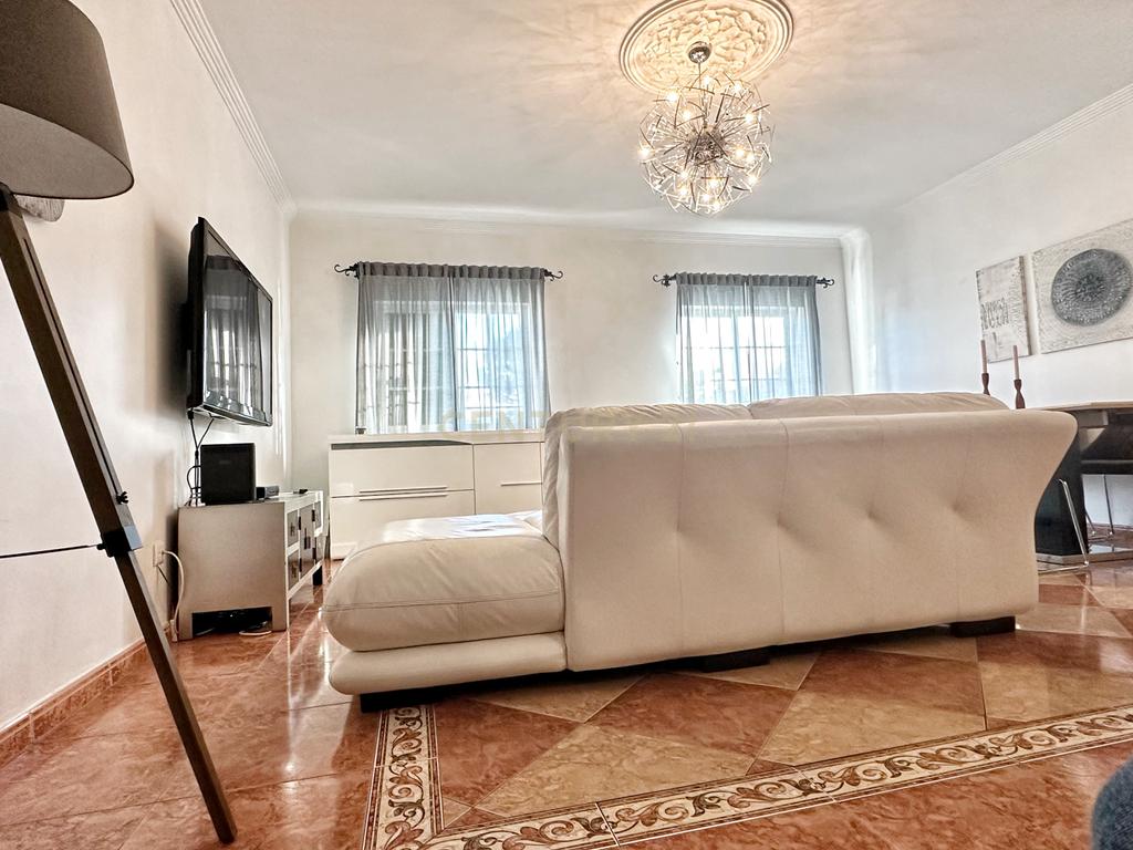 Moradia Geminada T4+1, localizada na Quinta do Conde com garagem e churrasqueira - Image 3