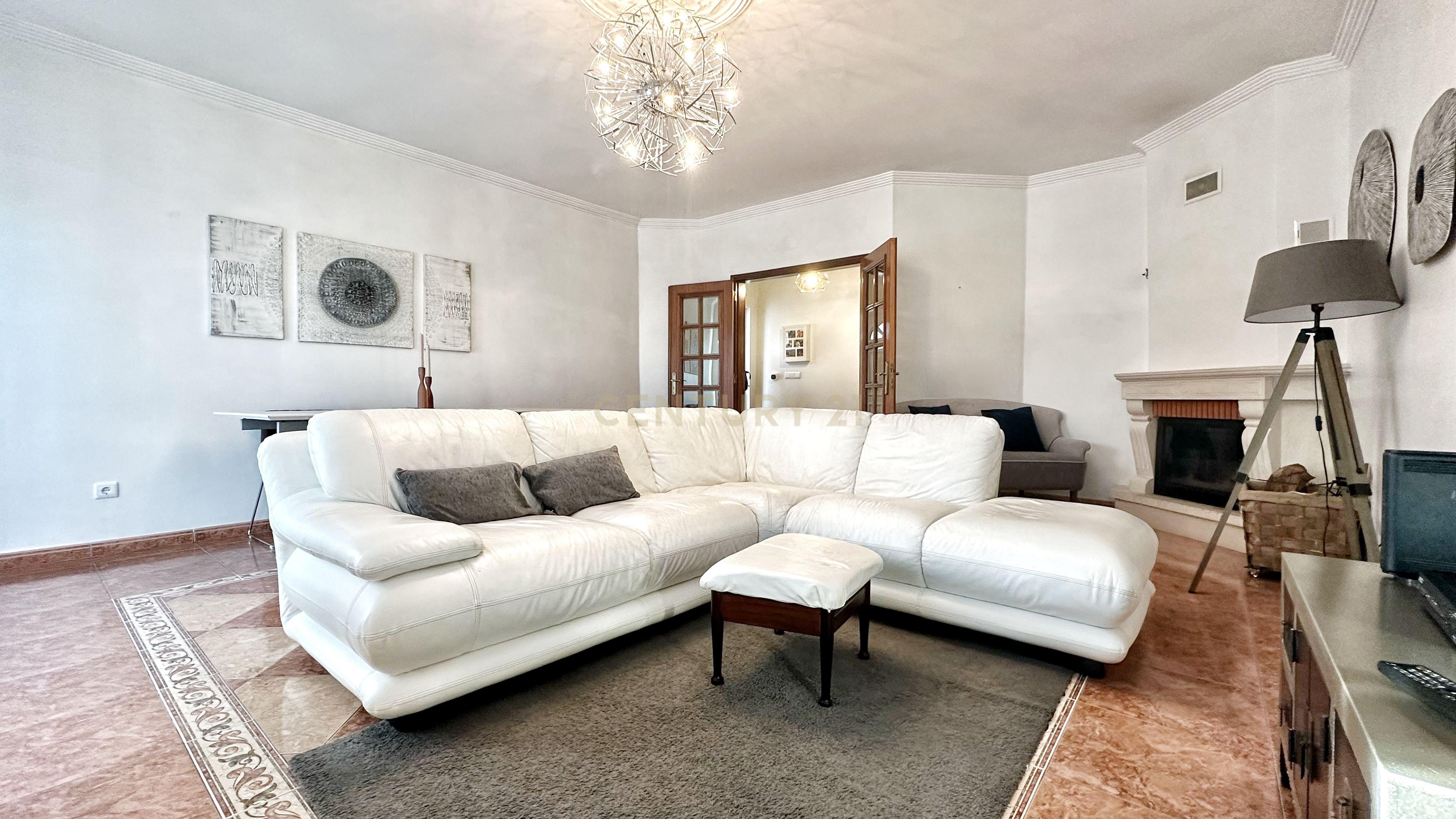 Moradia Geminada T4+1, localizada na Quinta do Conde com garagem e churrasqueira - Image 4