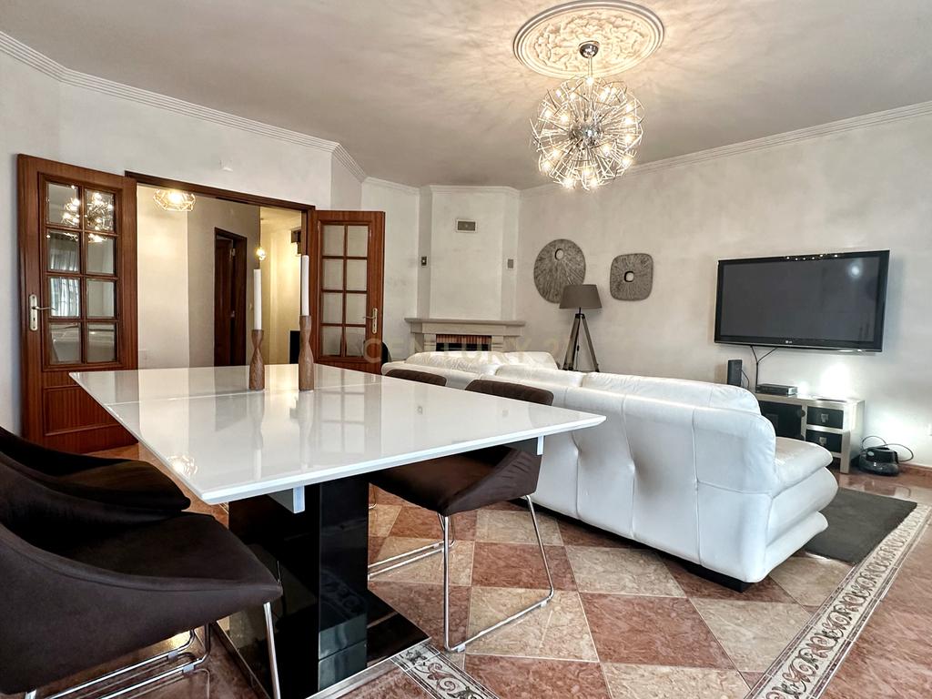 Moradia Geminada T4+1, localizada na Quinta do Conde com garagem e churrasqueira - Image 2