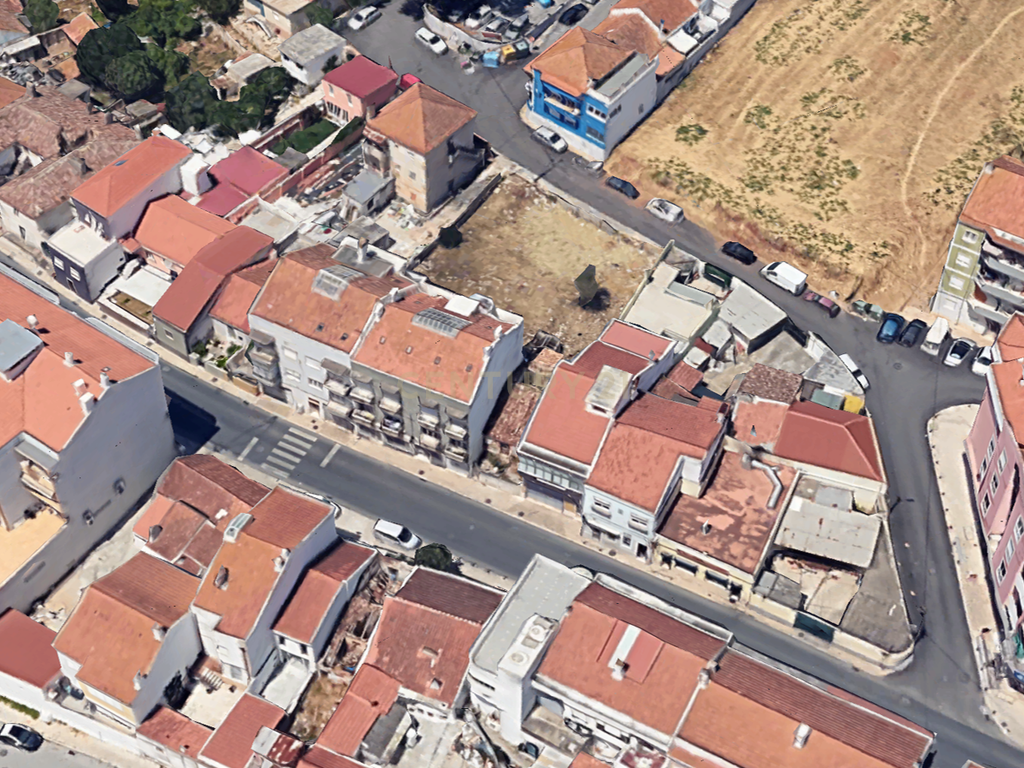 Terreno com viabilidade de construção de 20 apartamentos no centro de Vialonga - Image 1
