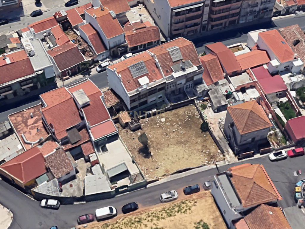 Terreno com viabilidade de construção de 20 apartamentos no centro de Vialonga - Image 2