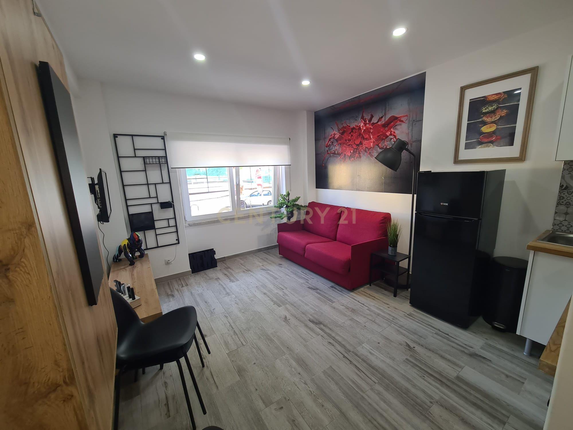 Apartamento de 2 assoalhadas totalmente remodelado na Cova da Piedade, Romeira, para Investimento. - Image 1