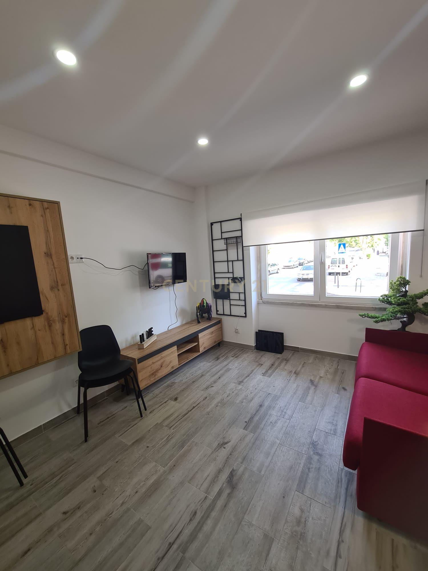 Apartamento de 2 assoalhadas totalmente remodelado na Cova da Piedade, Romeira, para Investimento. - Image 2