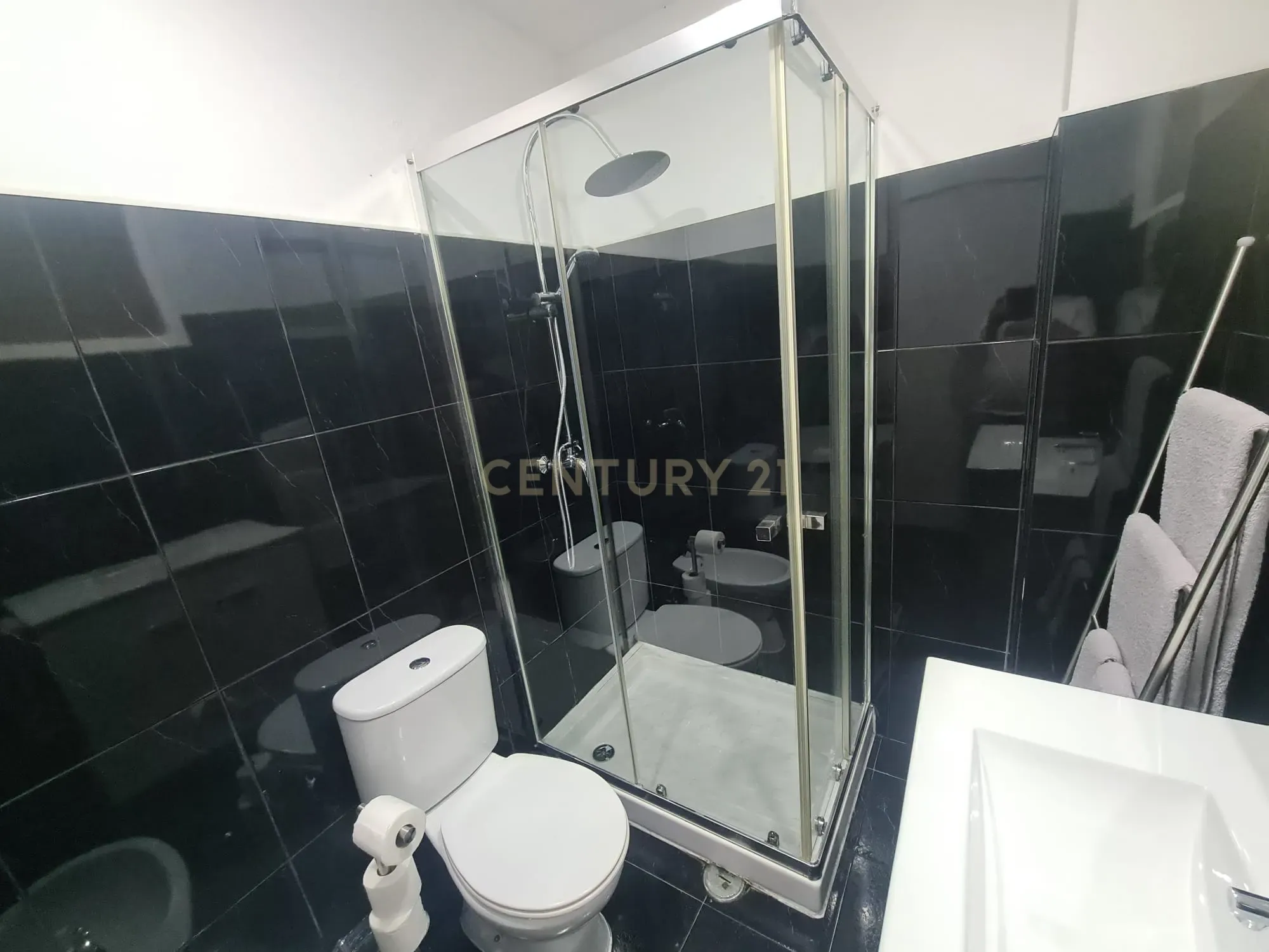 Apartamento de 2 assoalhadas totalmente remodelado na Cova da Piedade, Romeira, para Investimento. - Image 7