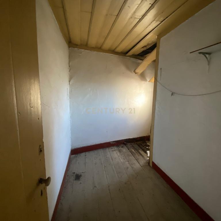 Prédio com 3 pisos e logradouro para remodelação total e localizado em zona central de Santarém - Image 5