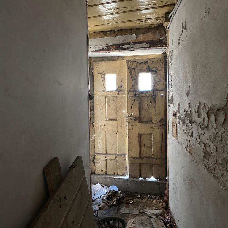 Prédio com 3 pisos e logradouro para remodelação total e localizado em zona central de Santarém - Image 3
