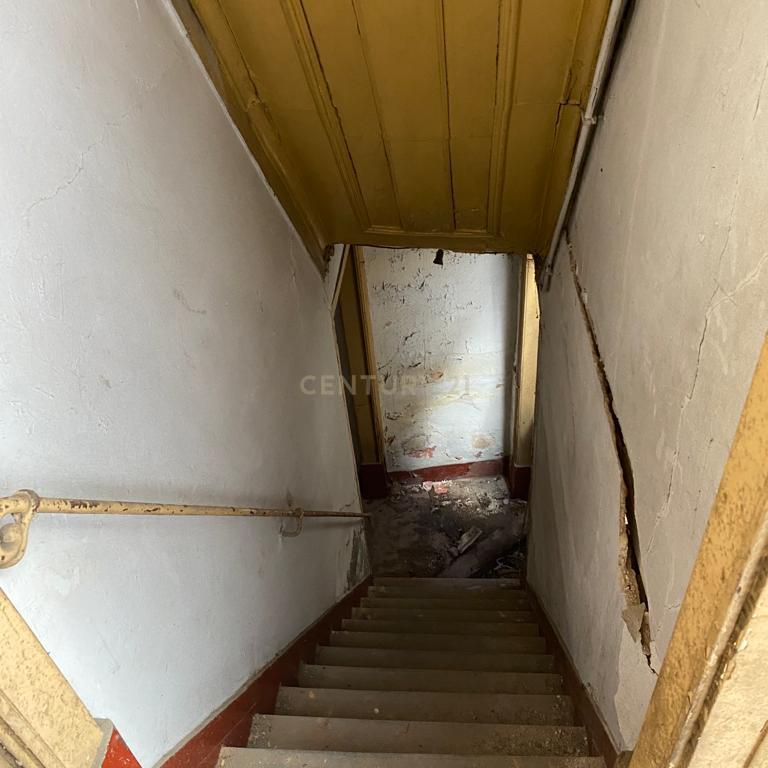 Prédio com 3 pisos e logradouro para remodelação total e localizado em zona central de Santarém - Image 4