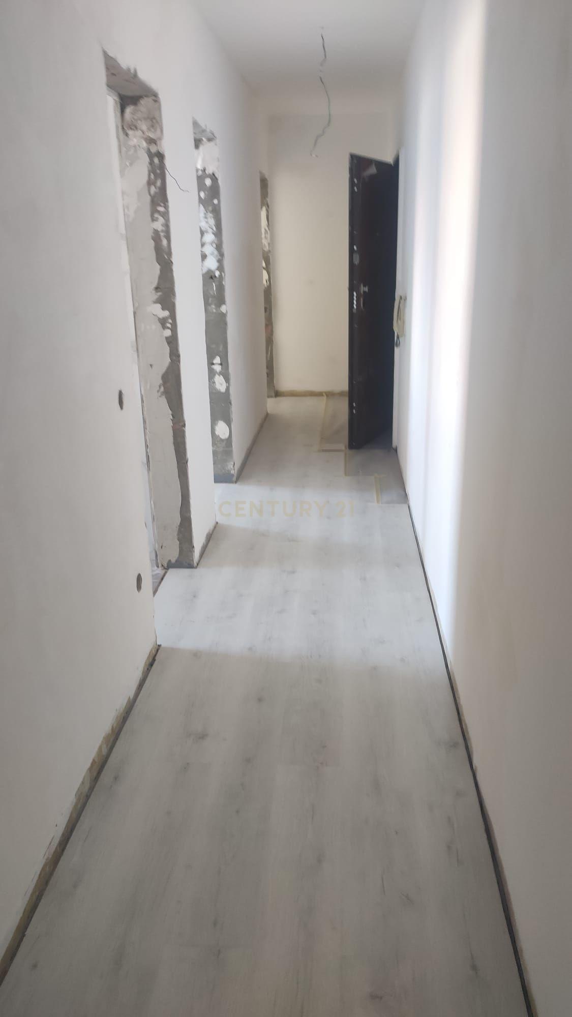 Renovação Exclusiva: Apartamento de 3 Assoalhadas Próximo ao Bairro Afonso Costa em Setúbal - Image 1