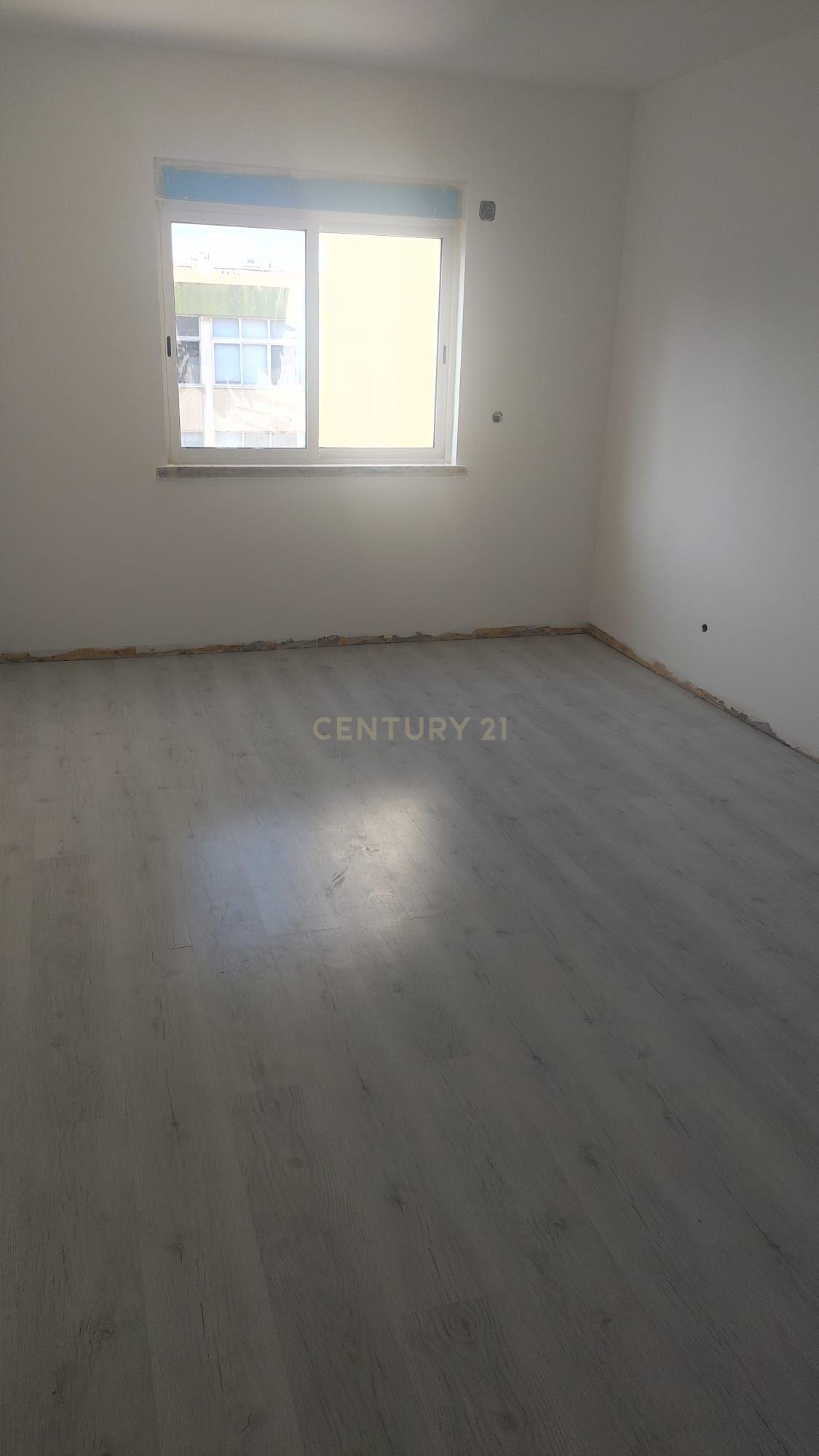 Renovação Exclusiva: Apartamento de 3 Assoalhadas Próximo ao Bairro Afonso Costa em Setúbal - Image 2