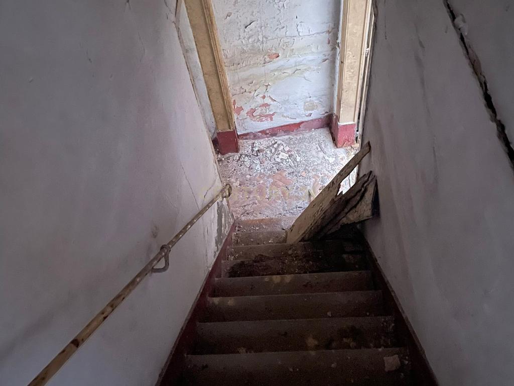 Prédio com 3 pisos e logradouro para remodelação total e localizado em zona central de Santarém - Image 9