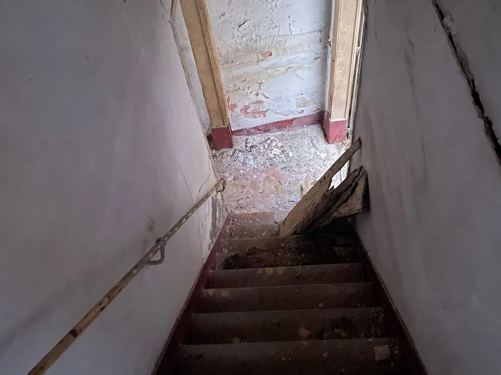 Prédio com 3 pisos e logradouro para remodelação total e localizado em zona central de Santarém - Image 9