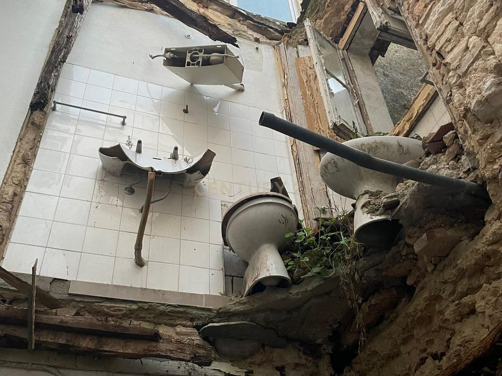 Prédio com 3 pisos e logradouro para remodelação total e localizado em zona central de Santarém - Image 12