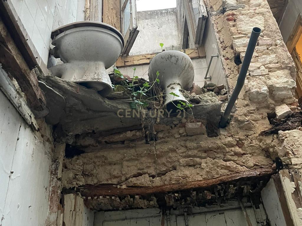 Prédio com 3 pisos e logradouro para remodelação total e localizado em zona central de Santarém - Image 6