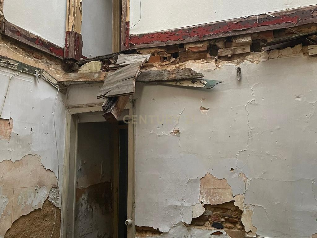 Prédio com 3 pisos e logradouro para remodelação total e localizado em zona central de Santarém - Image 16