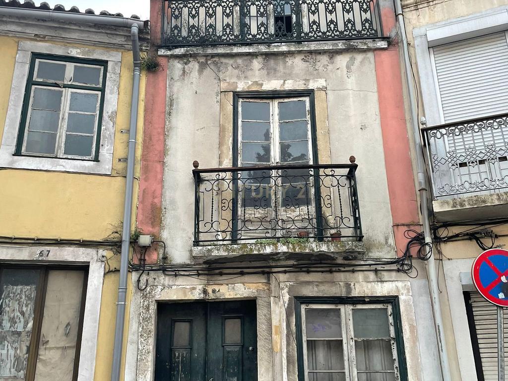 Prédio com 3 pisos e logradouro para remodelação total e localizado em zona central de Santarém - Image 1