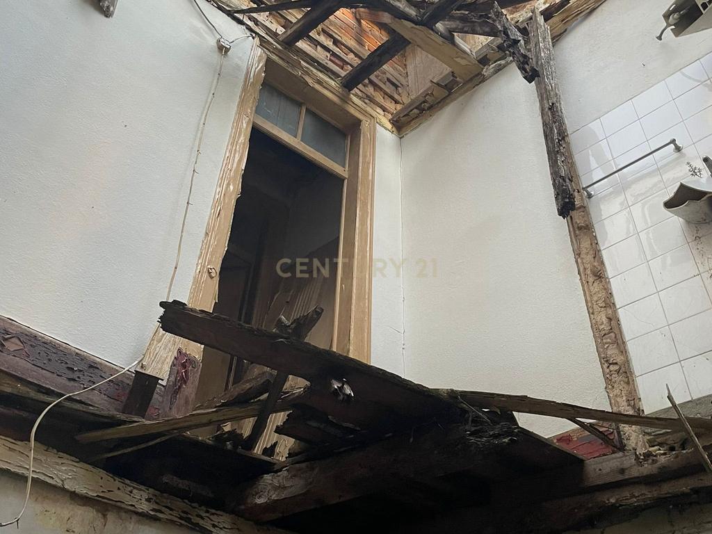 Prédio com 3 pisos e logradouro para remodelação total e localizado em zona central de Santarém - Image 11