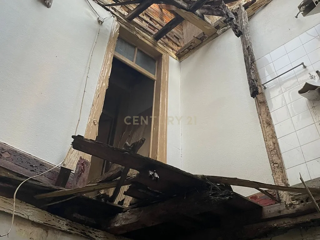 Prédio com 3 pisos e logradouro para remodelação total e localizado em zona central de Santarém - Image 11