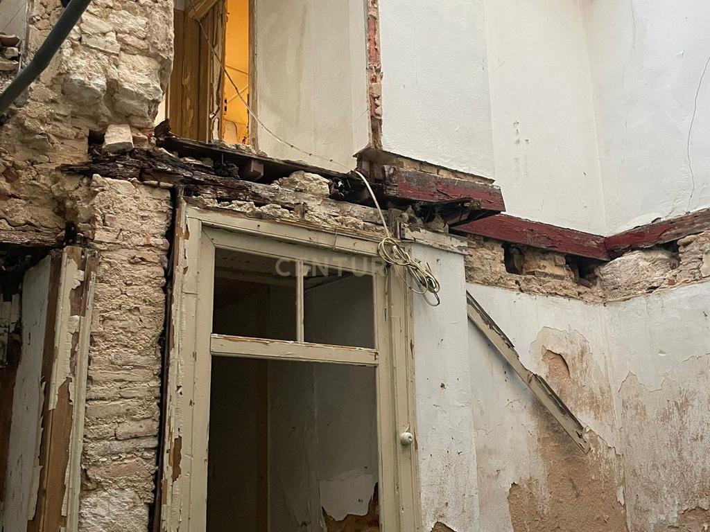 Prédio com 3 pisos e logradouro para remodelação total e localizado em zona central de Santarém - Image 13