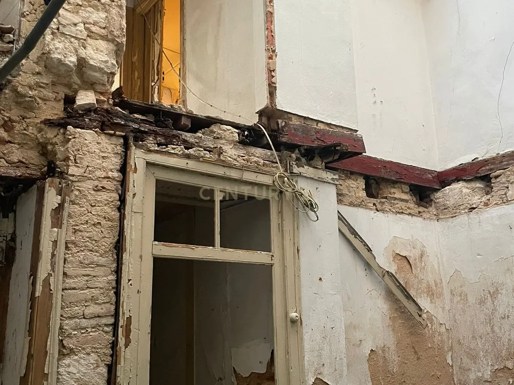 Prédio com 3 pisos e logradouro para remodelação total e localizado em zona central de Santarém - Image 13