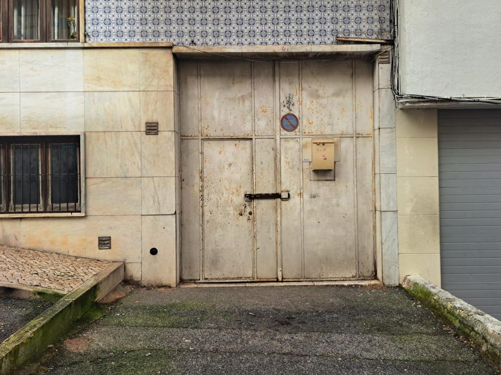Armazem para venda com 400m2 ,em Queluz - Image 2