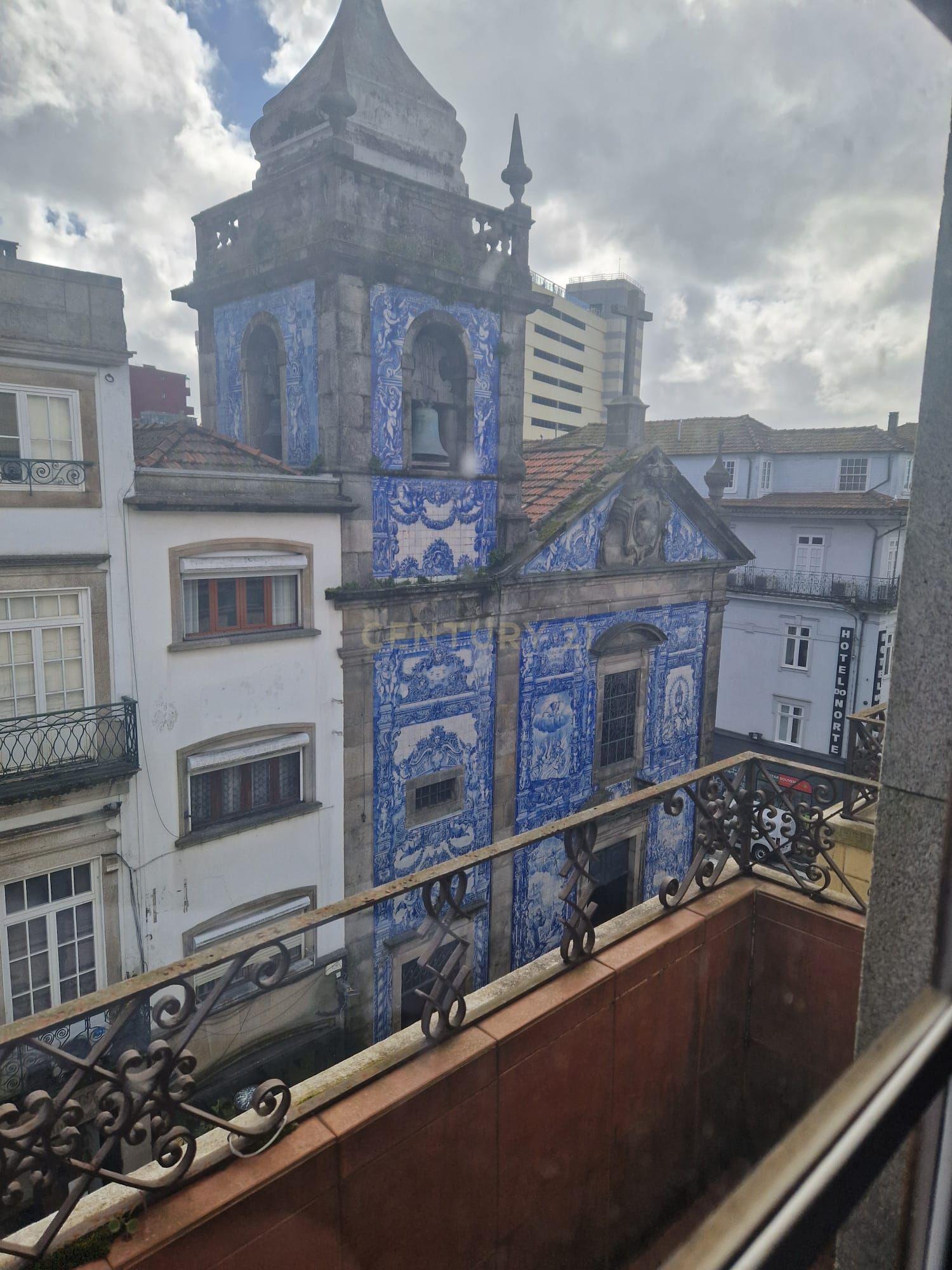 Apartamento 170m2 para remodelação total na Rua Santa Catarina - Porto - Image 13