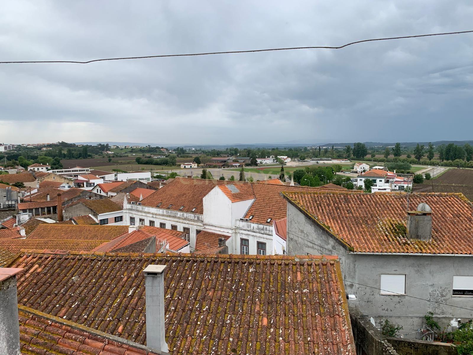 Moradia T3 com 230m2 totalmente equipada para venda na Vila de Montemor-o-Velho junto à Câmara Municipal e Praça da República - Image 5